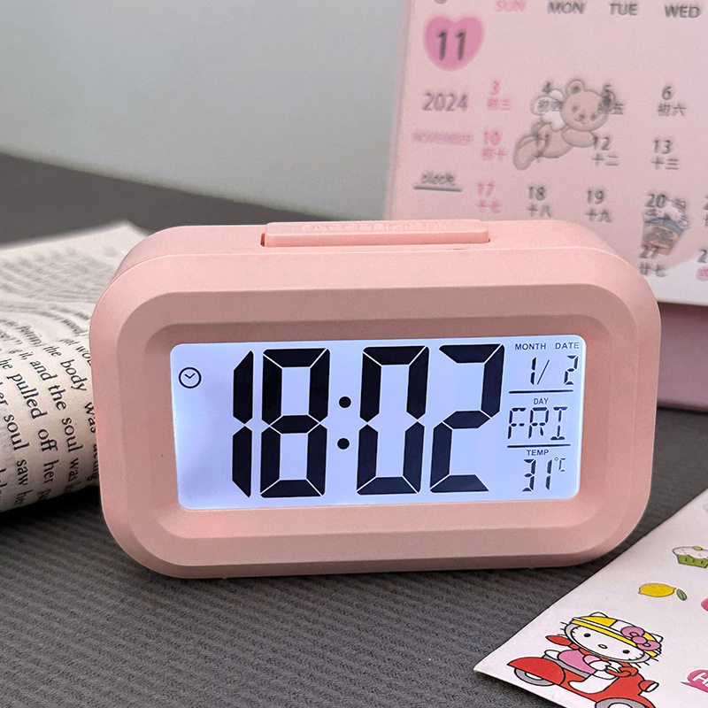 Modern Electronics Gadgets - นาฬิกาปลุกดิจิตอล LED พร้อมไฟแบ็คไลท์สำหรับนักเรียน นาฬิกาอิเล็กทรอนิกส์ตั้งโต๊ะพร้อมแสดงวันที่ สัปดาห์ และอุณหภูมิ